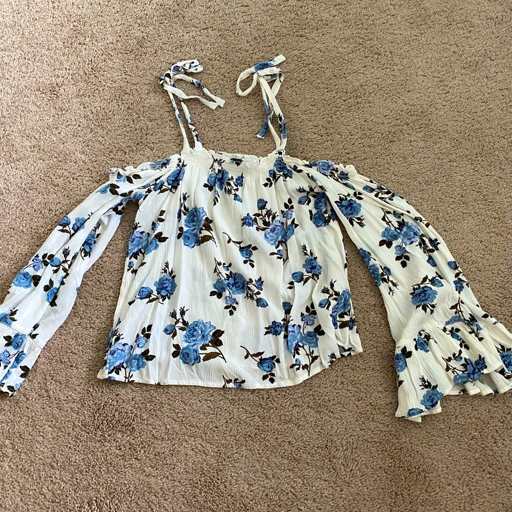 Shoulder tie blouse. Size: XS